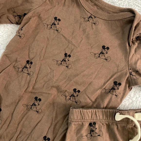 BabyGap Disney 100% Organic Cotton Mickey Mouse Bodysuit and pants - Picture 2 of 3